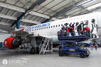 InstaForex airplane